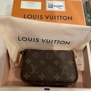 Lv mini monogram pochette